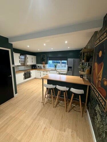 Fantastic 5-bedroom in Morley, Leeds perfect for large groups
Games room