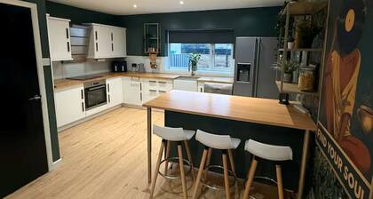 Fantastic 5-bedroom in Morley, Leeds perfect for large groups
Games room