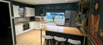 Fantastic 5-bedroom in Morley, Leeds perfect for large groups
Games room