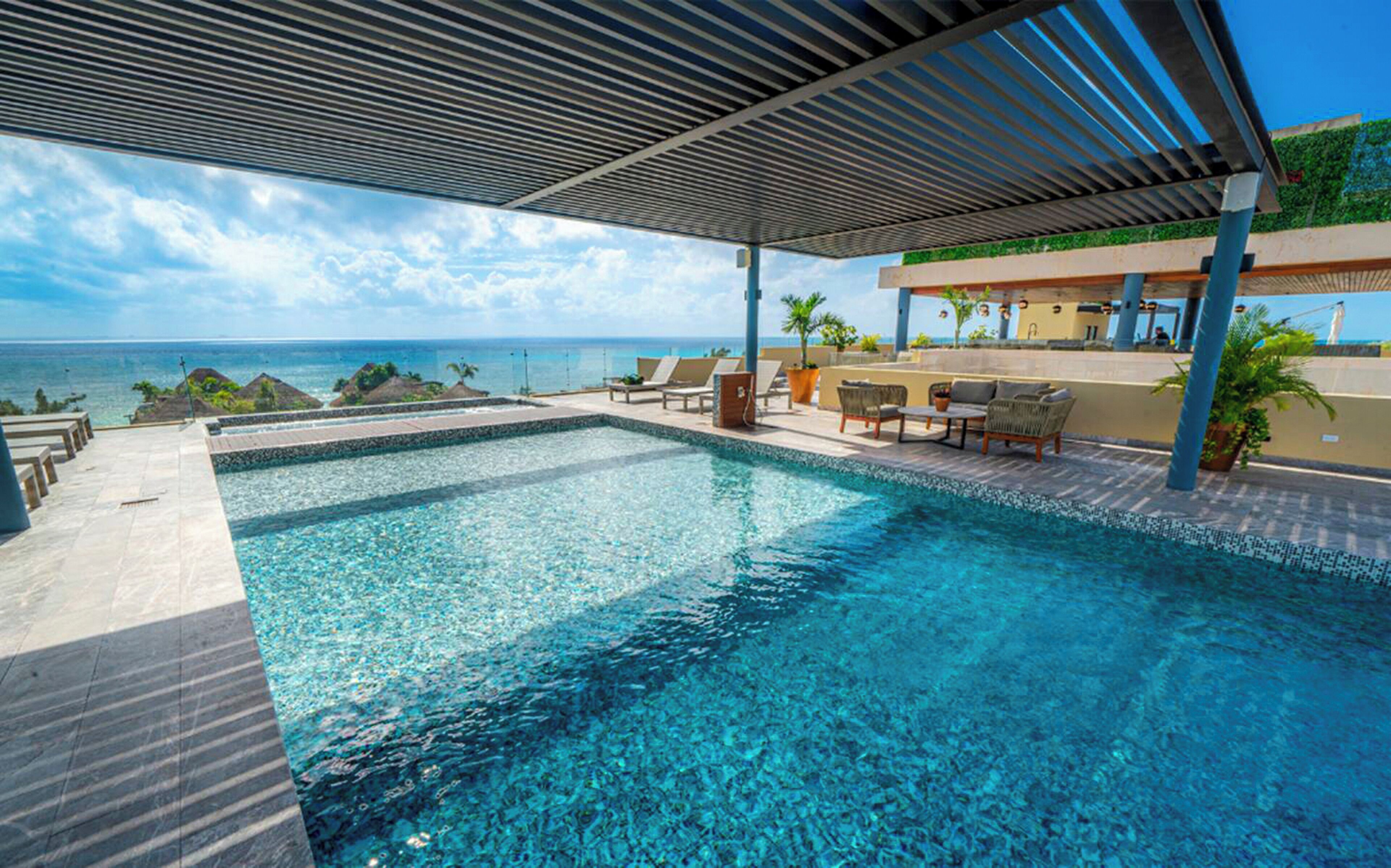 Una piscina al aire libre