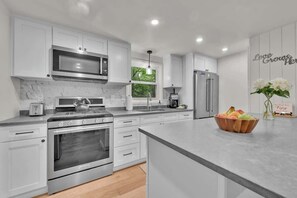 Een koelkast, een microgolfoven, een oven, een kookplaat