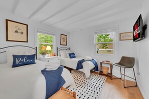 Een bureau, wifi, beddengoed