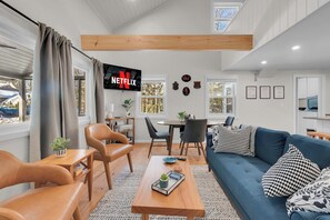 Televisie, een open haard en een kantoor