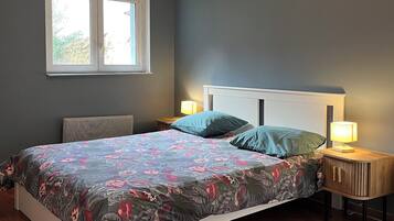 Iron/ironing board, internet, bed sheets