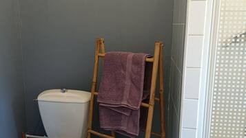 Douche, sèche-cheveux, serviettes fournies, savon