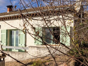 A rustic building with green shutters, a tiled roof, and a stone wall. - Between the sea and the mountains, pets welcome, hiking and walks right from the house (Revest-les-Roches)