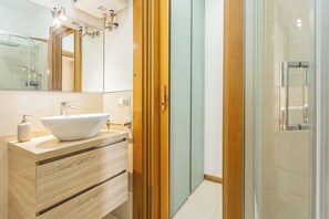 Shower, hair dryer, bidet, towels - Elegant panoramic openspace a few steps from the sea (Quartu Sant'Elena)