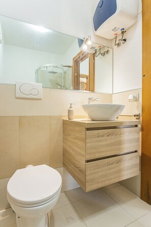 Shower, hair dryer, bidet, towels - Elegant panoramic openspace a few steps from the sea (Quartu Sant'Elena)