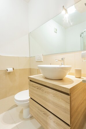 Shower, hair dryer, bidet, towels - Elegant panoramic openspace a few steps from the sea (Quartu Sant'Elena)