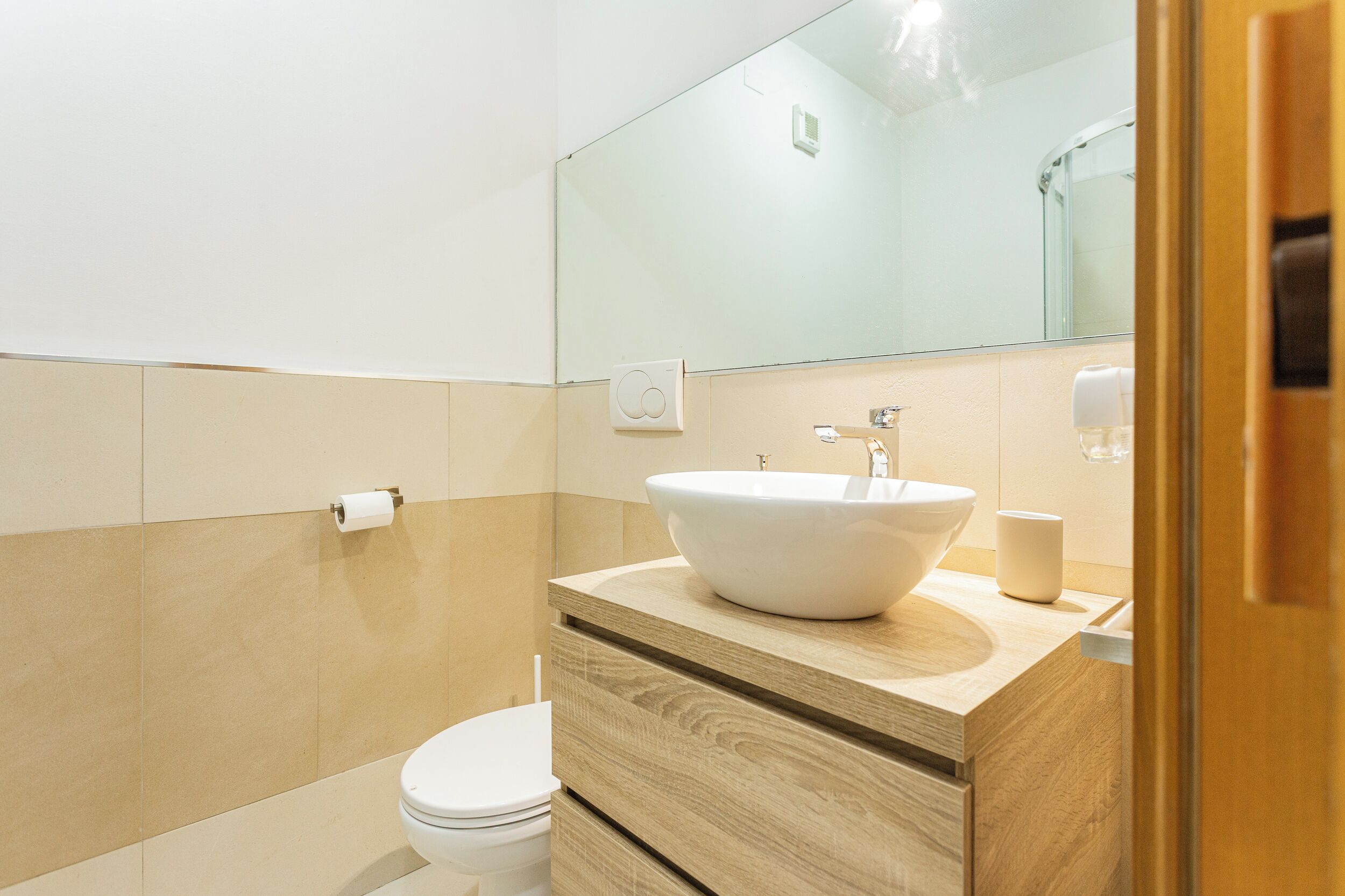 Bruser, hårtørrer, bidet, håndklæder
