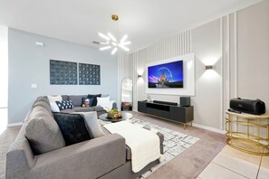 Älytelevisio, videopelejä, DVD-soitin, pöytäjalkapallopöytä