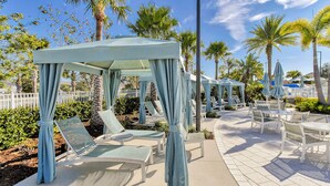 Un'area relax all'aperto, coperta, con poltrone e un gazebo.