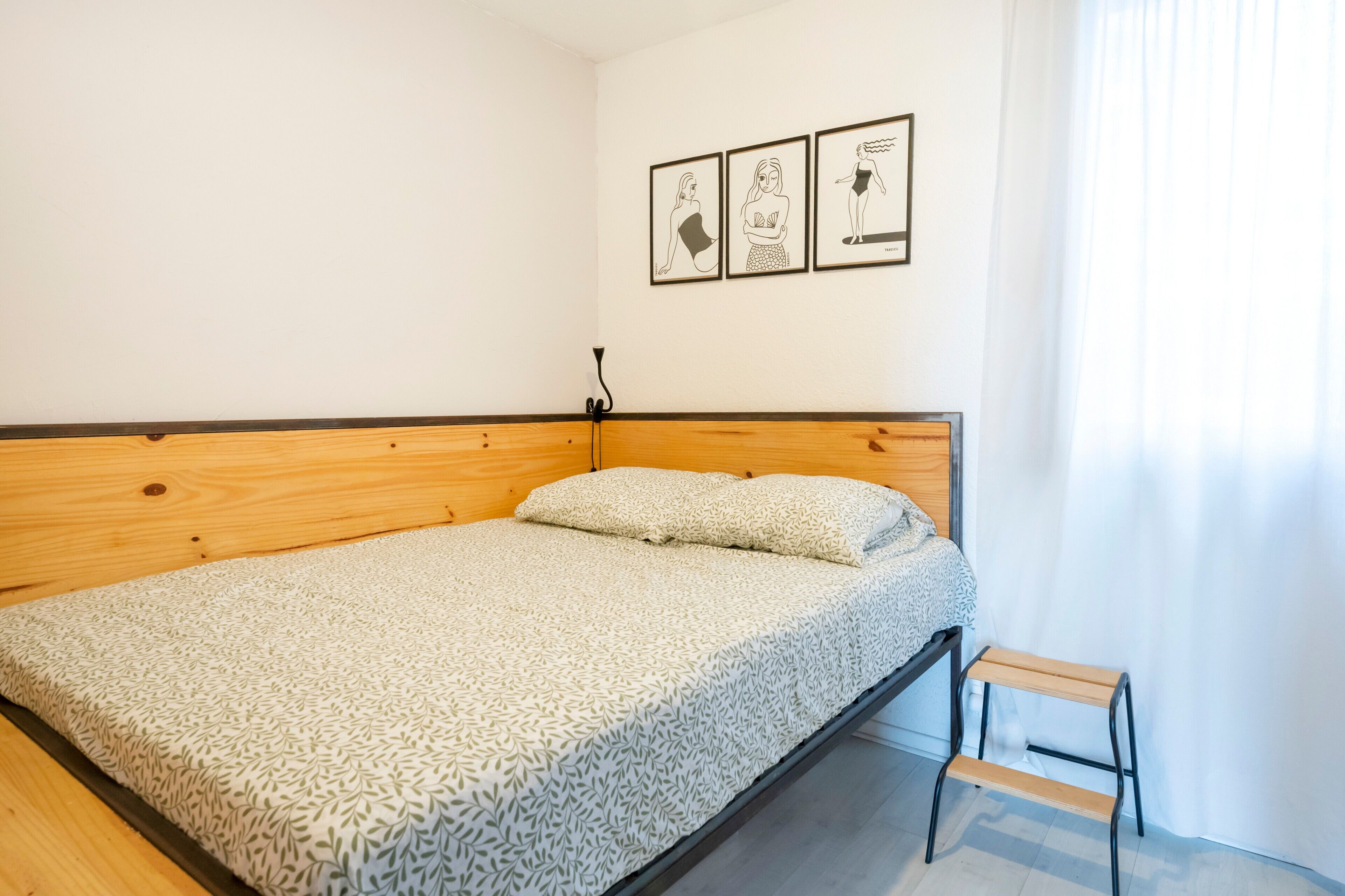 Tabla de planchar con plancha, wifi y ropa de cama 