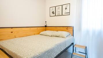 Tabla de planchar con plancha, wifi y ropa de cama