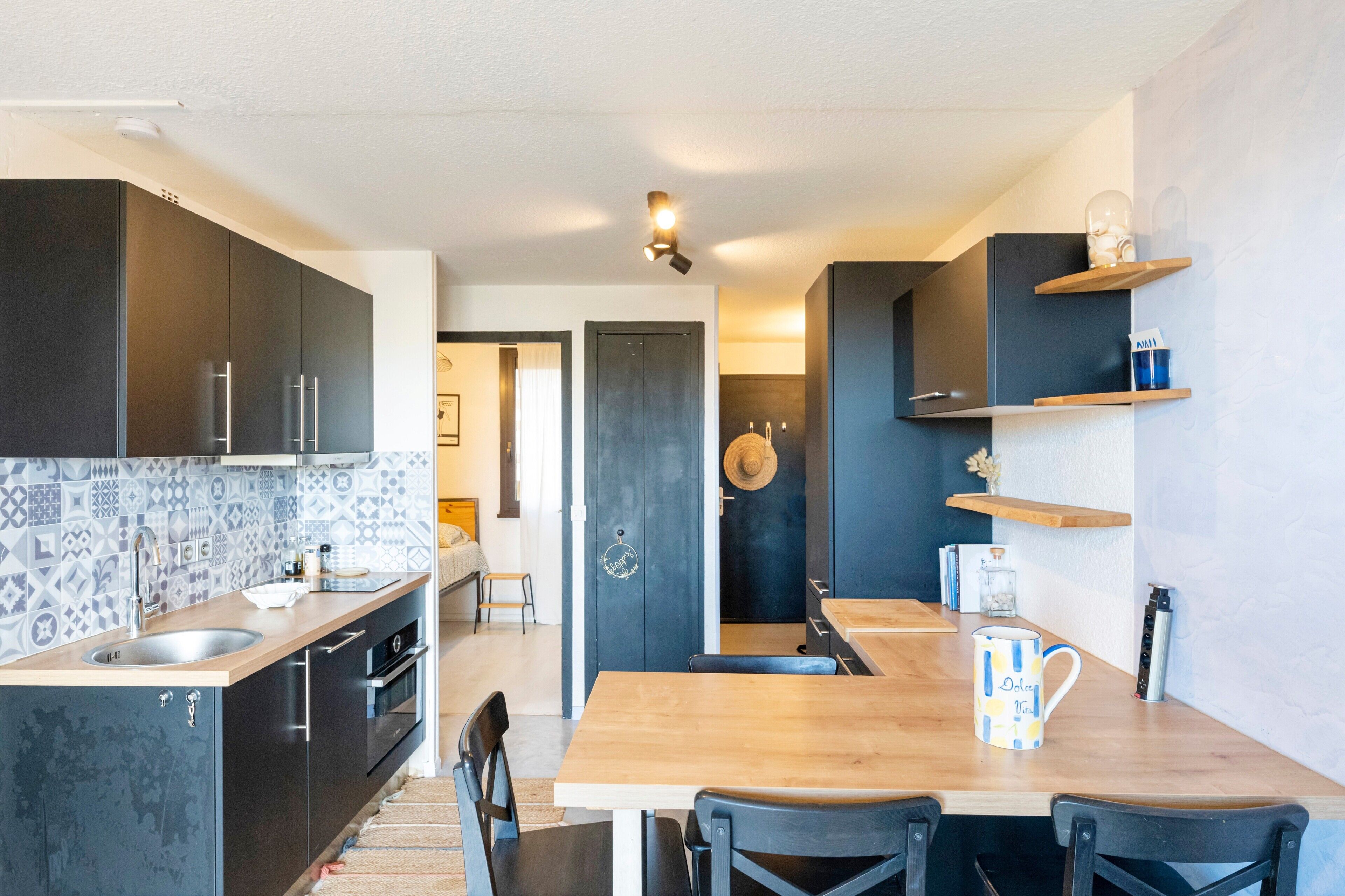 Jääkaappi, mikroaaltouuni, uuni, liesi