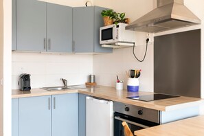 Frigorífic, microones, forn i placa de cuina 