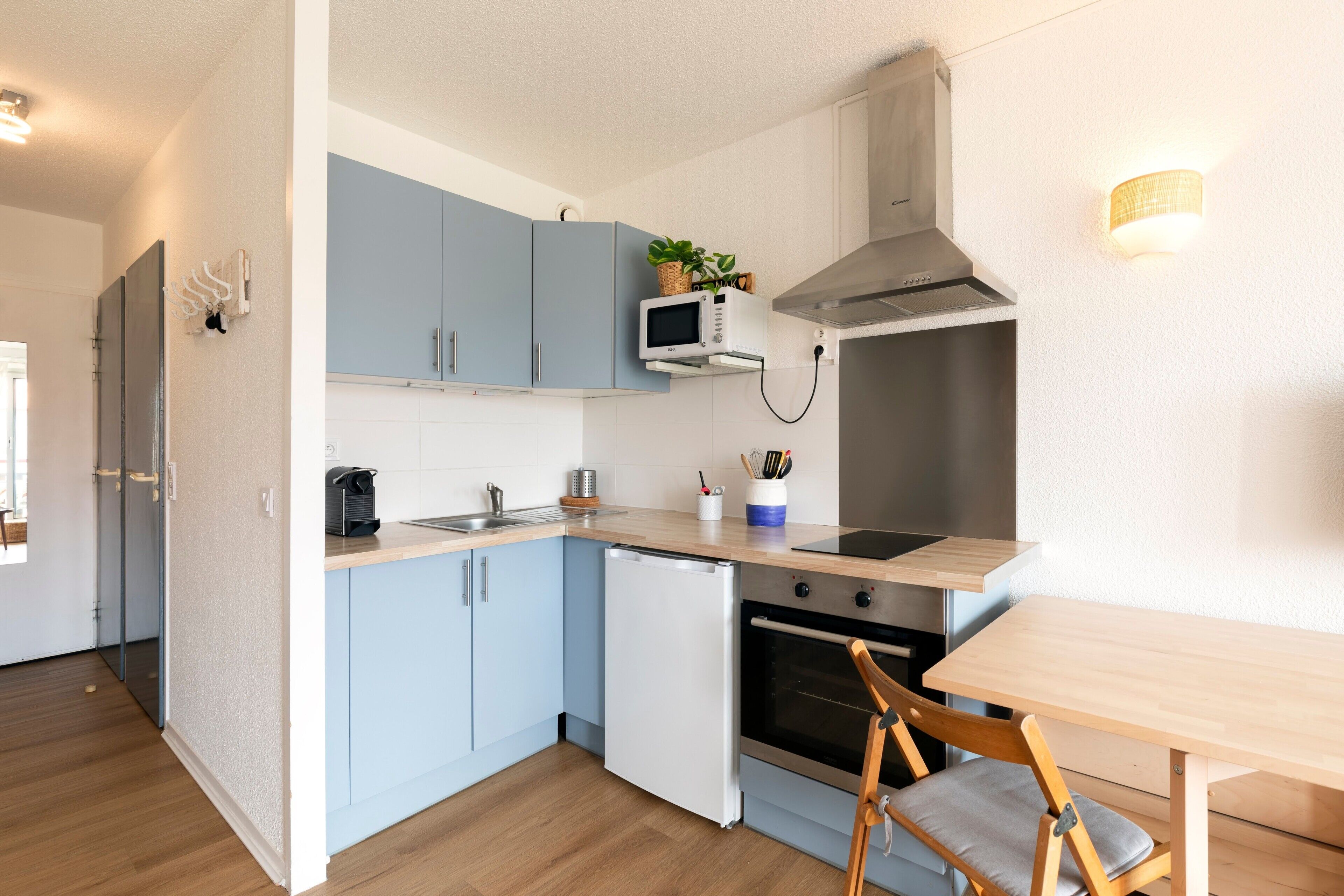 Jääkaappi, mikroaaltouuni, uuni, liesi