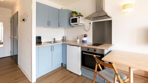 Kaffetrakter/tekoker, kjøleskap, mikrobølgeovn og ovn