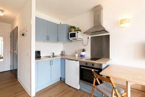 Een koelkast, een magnetron, een oven, een kookplaat