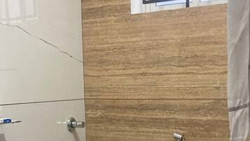 Douche, serviettes fournies, savon