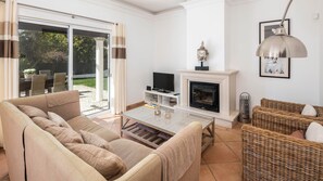 TV, fireplace - Villa de Luxo Tucci em Boliqueime by LovelyStay (Boliqueime)