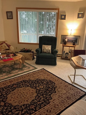 Living area - Beautiful 3-bedroom duplex with AC in East Wenatchee.Near to tourist locations. (East Wenatchee)