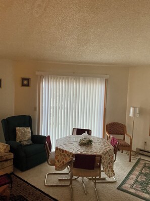 Dining - Beautiful 3-bedroom duplex with AC in East Wenatchee.Near to tourist locations. (East Wenatchee)