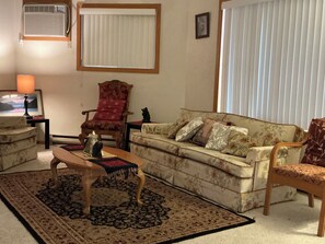 Living area - Beautiful 3-bedroom duplex with AC in East Wenatchee.Near to tourist locations. (East Wenatchee)