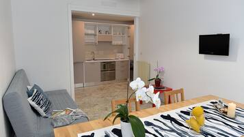 Apartment, Balcony, Sea View | Ruang tamu | TV