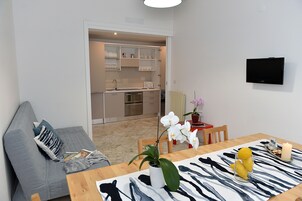 Apartamento, balcón, vistas al mar | Zona de estar | Una televisión