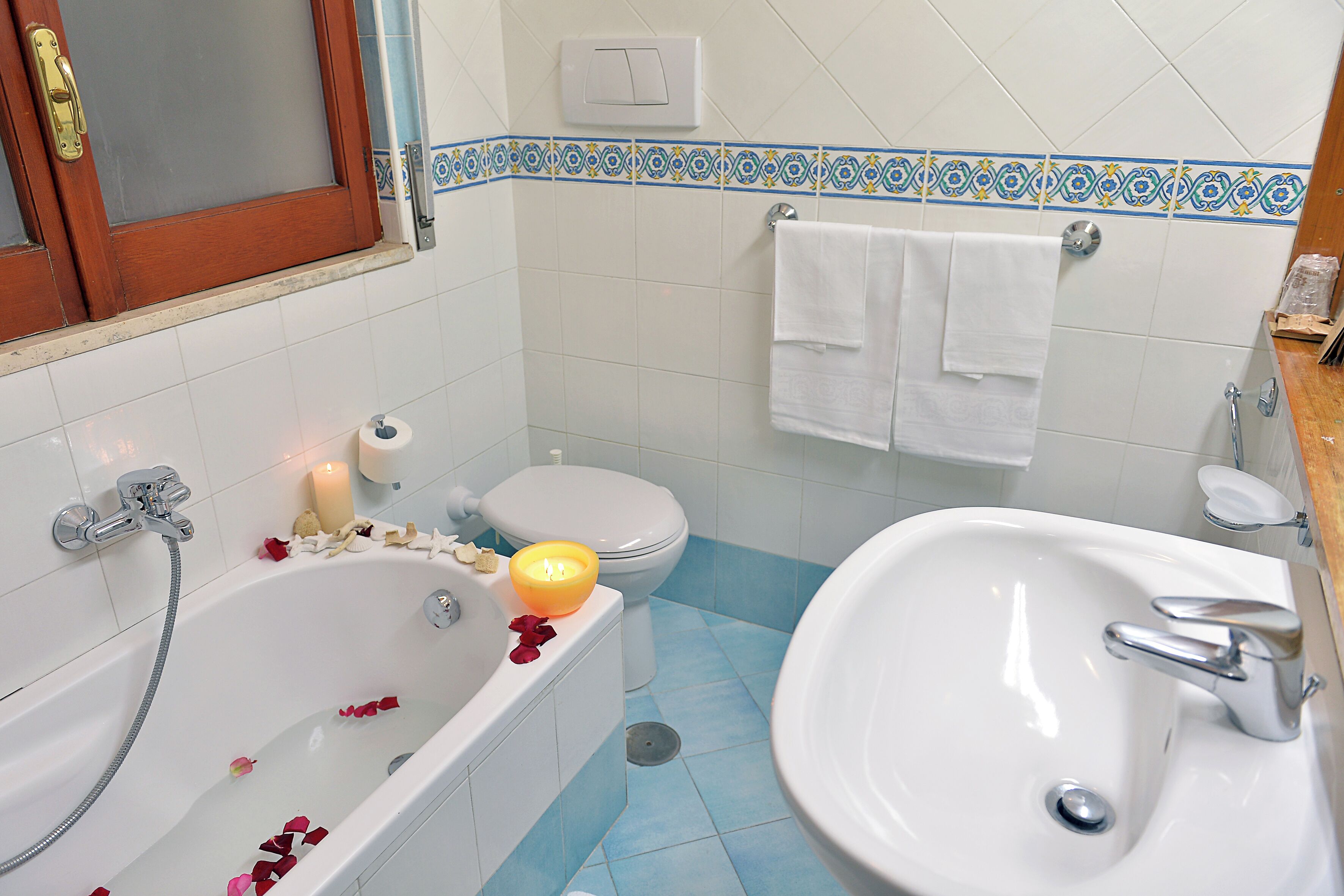 Un baño con bañera, inodoro y lavabo.