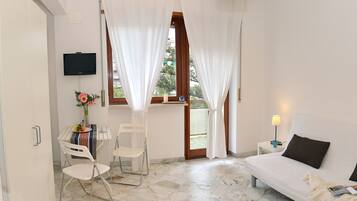 Apartment, Balkon, eingeschränkter Meerblick | Wohnbereich