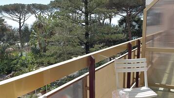 Studio, vue partielle sur la mer | Enceinte de lâhĂ©bergement