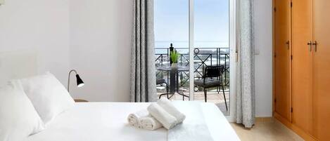 3 habitaciones, tabla de planchar con plancha, wifi y ropa de cama