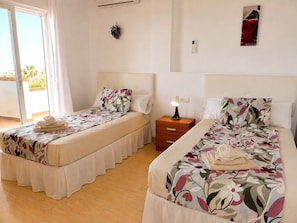 3 slaapkamers, een strijkplank/strijkijzer, wifi, beddengoed