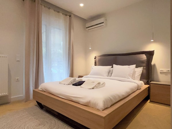 Tabla de planchar con plancha, acceso a internet y ropa de cama