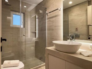 Regadera, secadora de cabello, bidet, toallas 