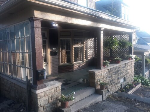 Peaceful 4-bedroom house with AC in charming Altoona