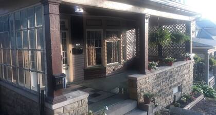 Peaceful 4-bedroom house with AC in charming Altoona