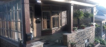 Peaceful 4-bedroom house with AC in charming Altoona