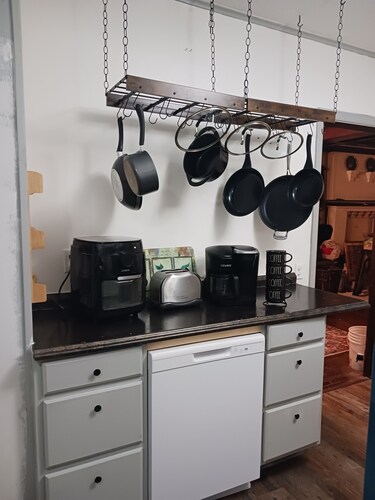 Peaceful 4-bedroom house with AC in charming Altoona