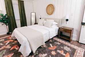 Een strijkplank/strijkijzer, reisbedje, gratis wifi, beddengoed