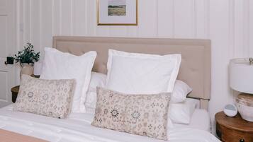 Iron/ironing board, travel crib, free WiFi, bed sheets