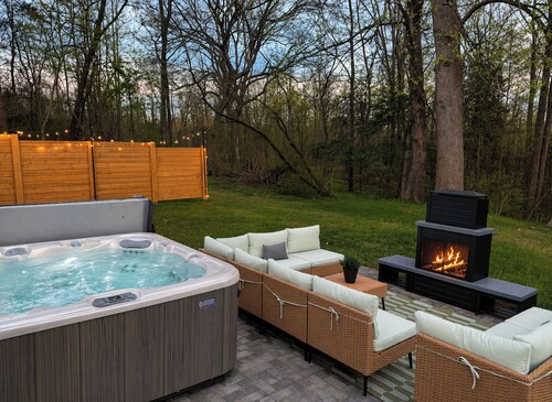 Fern and Forest-Restored 1960s Motel, Luxe 3 Bedroom Suite, Woodland Retreat