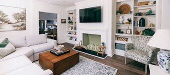 Fern and Forest-Restored 1960s Motel, Luxe 3 Bedroom Suite, Woodland Retreat