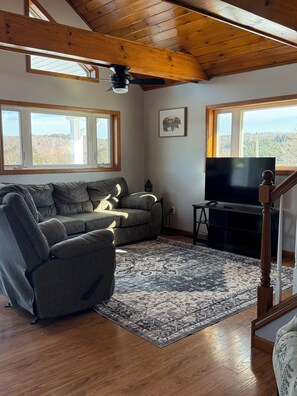 Smart TV - Lookout Lodge-Relaxing 3-bedroom house perfect for relaxing getaways (Delevan)
