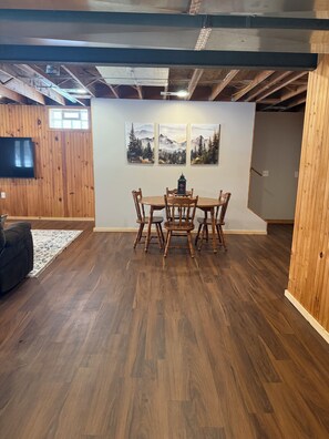 Dining - Lookout Lodge-Relaxing 3-bedroom house perfect for relaxing getaways (Delevan)