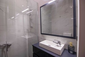 Shower, hair dryer, towels, soap - Aerides LUX Spacious 5-bedroom apartment in Plaka, Athens (Athina)