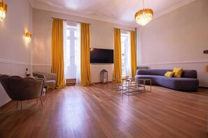 Smart TV - Aerides LUX Spacious 5-bedroom apartment in Plaka, Athens (Athina)