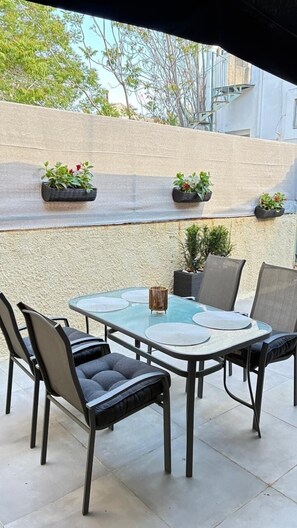 Outdoor dining - Aerides LUX Spacious 5-bedroom apartment in Plaka, Athens (Athina)